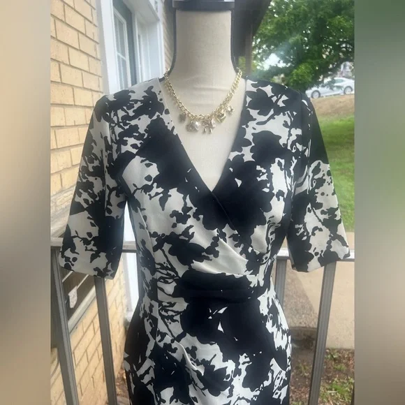 Saks Fifth Avenue Black and White Sheath Dress V-Neck 3/4 Sleeve